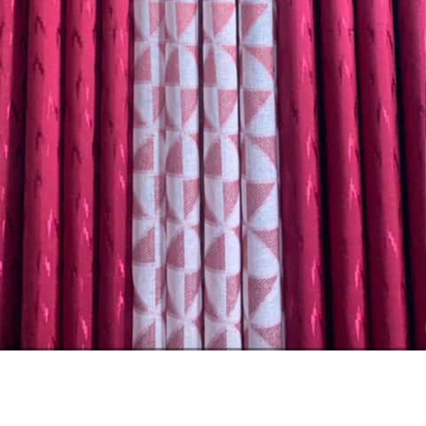 Rideau rose foncé et blanc