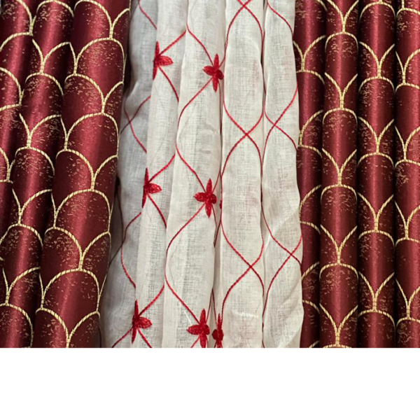 Rideau rouge foncé avec des nuances de brun et blanc