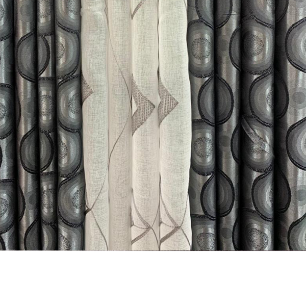 Rideau gris avec motifs géométriques